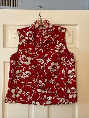 Hilo Hattie Sleeveless Hawaiian Shirt Tank Top Medium Aloha USA Made Red Floral